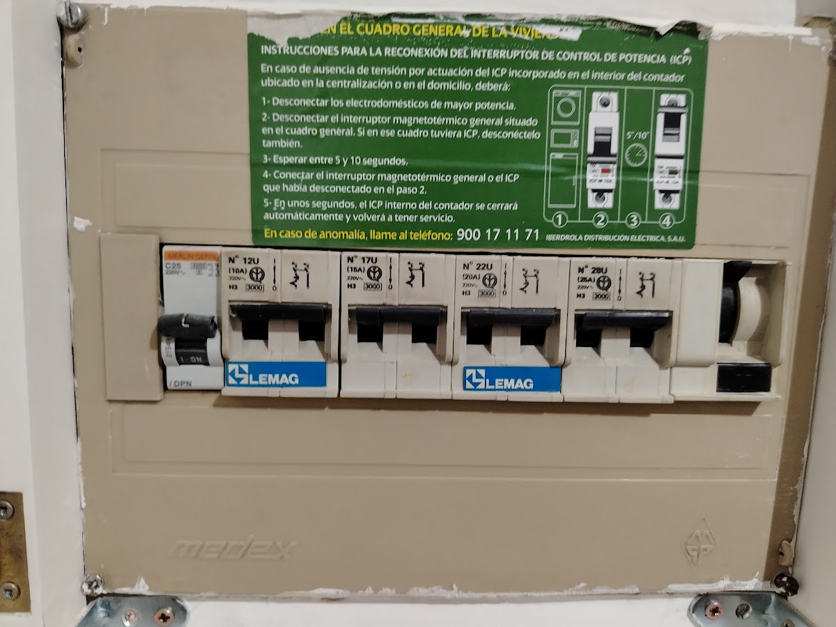 Intervención real en cuadro eléctrico de vivienda